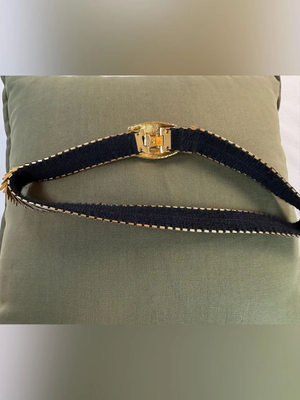 Vintage Gold Tone Stretch Fish Scale Belt Ribbed Oval Buckle
